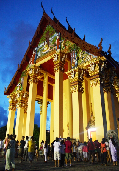 Followers perform the Wien Thien ceremony around the Wat Bhodhisamphan temple hall.