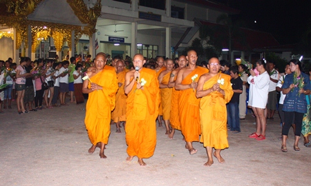 Provost Pravet Thammawaro, abbot of Wat Nongyai, leads the monks and citizens in the Wien Thien around Phra Phuttha Leela located in the middle of the temple grounds.