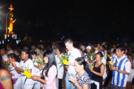 Pattaya citizens and guests perform the Wien Thien ceremony at Wat Nongor.