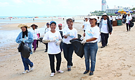 Cleaning can be fun - especially when done with friends on Pattaya Beach!
