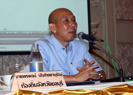Pornpoj Banthityanurak advises local officials about rules governing the payment of government pensions to the elderly, disabled and HIV-infected.