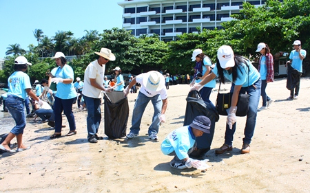 Many people who care for the environment participated in collecting garbage.