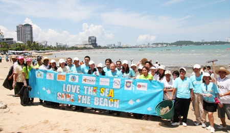 Dusit Thani Pattaya is joined by Deputy Mayor Ronakit Ekasingh as GM Chatchawal Supachayanont leads the staff in kicking off the CSR campaign of Thai Airways International dubbed ‘Love the Sea Save the Beach’ at a small ceremony held at the hotel’s Chaba Beach.