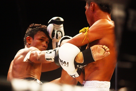 Iquezang Kor. Rungthanakeat (left) kicks out at Fahmongkol Sor. Jor. Danrayong in the Isuzu Superfight.
