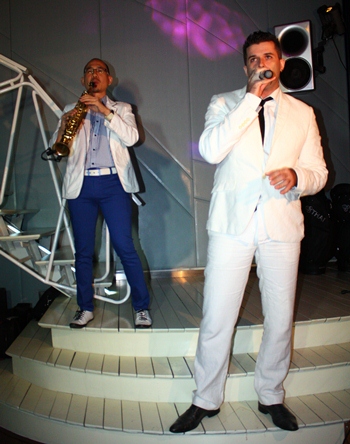 Aht Gunlayanakupt (left) duets with Jonathan Piere Bruno Ayark (right) at Deep bar, dusitD2 baraquda.