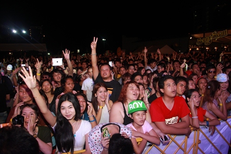 Pattaya music lovers enjoy some hit tunes at the concert.