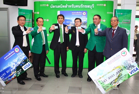 Kasikorn Bank recently held a ceremony to introduce the new K-MY Debit Card and K-Max Debit Card which depicts a view of Pattaya Beach on it. VIPs at the launch included (l-r) Sinchai Wattanasartsathorn, President of Pattaya Business and Tourism Association, Nipol Udompol, manager of Kasikorn Bank, South Pattaya Branch, Vinai Mingraktham, Deputy Director of Sales and Services Network of Kasikorn Bank, Verawat Khakhay, Deputy Mayor of Pattaya City, Suthee Maolanont, manager of Customers Relations in Sales and Services Network, and Nitti Ruangrattanakorn, a Kasikorn Bank customer.