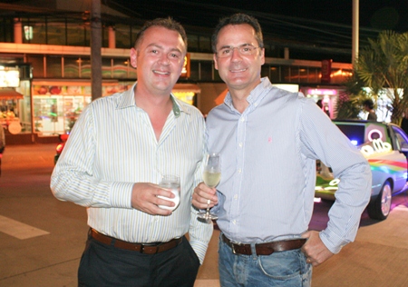 (L to R) Garth Solly (GM Holiday Inn Pattaya) and Richard Margo (Amari Orchid Pattaya Resident Manager) have become good friends.