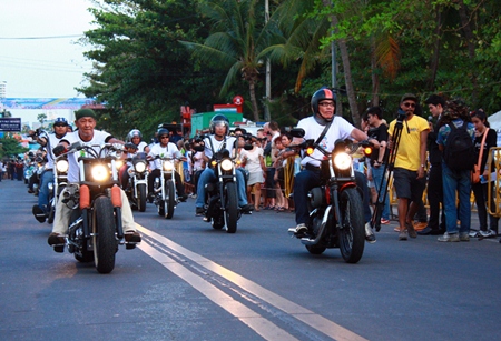 Big bikes rumble down Jomtien Beach Road for the opening day parade.