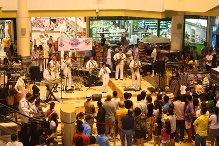 A good crowd gathers to listen to a free concert performance from the USA and Thai Navy bands.
