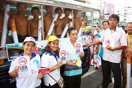 Students and city health workers marched through town on World No Tobacco Day May 31, educating residents on the perils of smoking and promoting Pattaya’s stop-smoking clinic.
