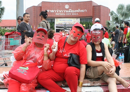 Some red shirted followers of the UDD wore their own masks, whilst others shouted down the “V for Thailand” across the street.