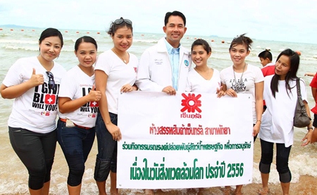 Representatives from Central Festival Pattaya Beach join Mayor Itthiphol Kunplome in releasing blue crab and white perch into to the sea.