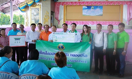 Members of the Lions Club of Pattaya-Nongprue present a 40,000 baht water filter to Nongprue Mayor Mai Chaiyanit, who accepted it on behalf of Map Yai Lia residents.