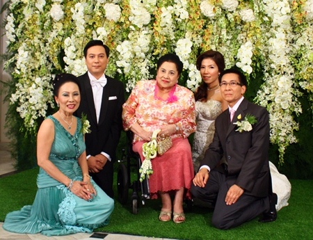 Thanpuying Bhansawli Kittiyakarn (center) blesses the newlywed couple and family (L to R) Achana Snitwongse Na Ayuthaya, Phasu Snitwongse Na Ayuthaya, Nutnat Lertprasitchok and Wachornsak Snitwongse Na Ayuthaya.