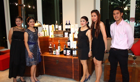 (L to R) Akkarapong Yuwaphan (right), Wine Consultant, VS Classic Wines Ltd., Part., talks wine with Holiday Inn Pattaya’s team.