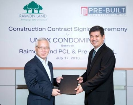 Raimon Land CEO Johnson Tan (left) awards the construction contract for Unixx South Pattaya to Pre-Built Managing Director Wirot Charoentra (right).