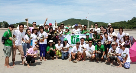 To create an awareness of environmental protection and conservation, 50 members of the management and staff of the Holiday Inn Pattaya joined in the HIPY Rally to clean up and rehabilitate the coral reefs on and off the Tuengnam Beach in Sattahip district recently.