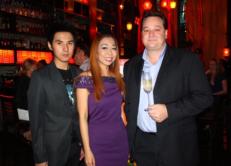 (L to R) Apichart Goygim, Key Account Manager, Diageo Moet Hennessy (Thailand) Ltd., Supparatch Piyawatcharapun, Social Director at Mantra Restaurant & Bar and Christopher Kennedy, Marketing Director - Moet Hennessy.