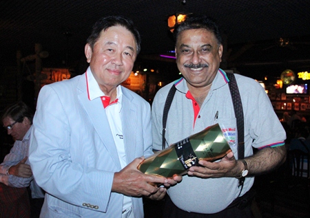 Senator Sutham Phanthusak (left) presents a congratulatory gift to Peter Malhotra.