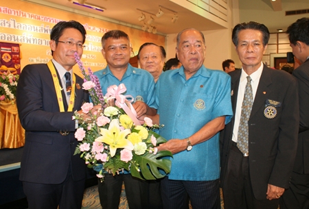 Jamlong Passara, former president of the Rotary Club of Pattaya, along with Rotarians, express their congratulations to new members of the Lions Club committee for 2013-2014.