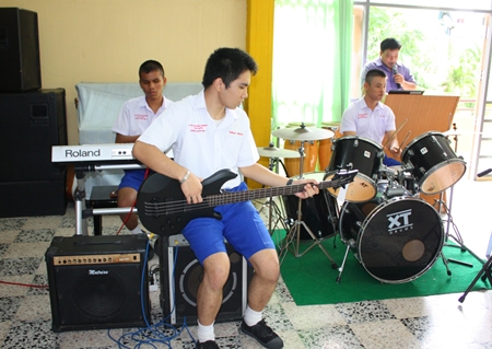 Students playing the ‘Kho Mob Dok Mai Hai Khun’ song.