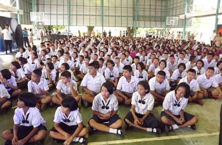 Over 600 students attend the Pattaya White event in theirs school’s gymnasium.