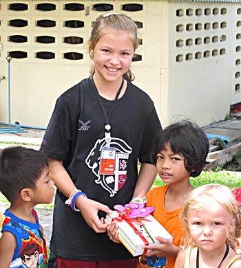 Poppy presents Yok with gifts.