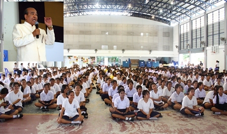 Pol. Col. Pongsak Tangkhana (inset) speaks on Marvels at Conquering Tension for students from Pattaya School No.11.