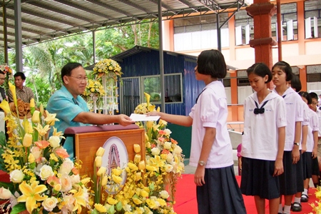 Chonburi Sukhabot School handed out scholarships to 1,750 students.