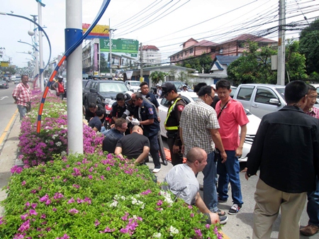 Police blockaded a section of North Road near Sukhumvit Road and managed to corral two Honda sedans, then negotiated with the alleged kidnappers for half an hour before rescuing a beaten and sedated Janek Keersalu (near pole).