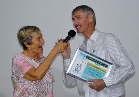 PCEC Chair Pat Koester thanks Ian for his excellent presentation, with a Certificate of Appreciation. Following Ian’s very interesting talk, PCEC members established a genealogy special interest group.