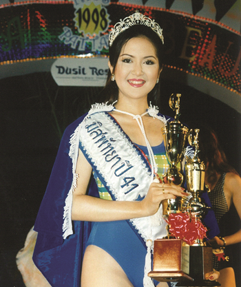 1998-Mayurin Pataraphanich was crowned the first ever Miss Pattaya at the Miss Pattaya 1998 contest at the Dusit Resort on April 25. The winner was co-incidentally also voted ‘Miss Photogenic’. The fortunate girl received a prize of 100,000 baht, a diamond tiara, and many, many prizes.