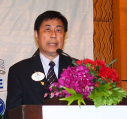 Sakchai Taechaweat, governor of Lions Club International 310 C 2013-2014, leads the installation ceremony for members of all 4 clubs.