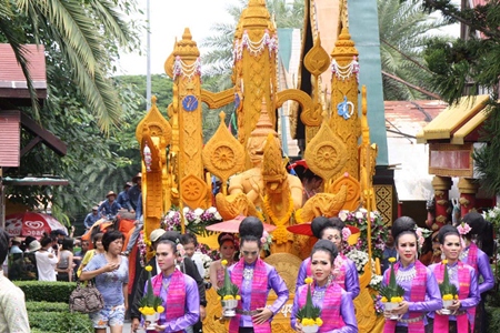 The parade at Nong Nooch Tropical Garden features a single candle, more than two meters tall, carved in Thai style and carried on the back of two swans.