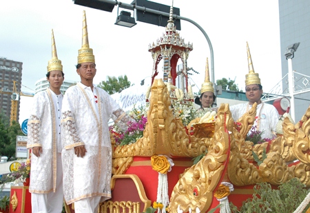 The highlight of the parade for many was the procession of the Buddha relics from Bowonniwet Vihara Temple in Bangkok.