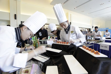 Young chefs from Jinwen University of Science & Technology work hard designing food in the Tapas Display Competition.