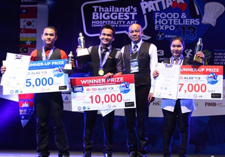 Yuppharat Wongdowngul (2nd right), President, F&B Management Association Eastern Region of Thailand, poses with the top three winners in the Mekong Pattaya Signature Drink Menu Search, including winner Ubon Masuk (2nd left) from Mountain Beach Hotel (middle).