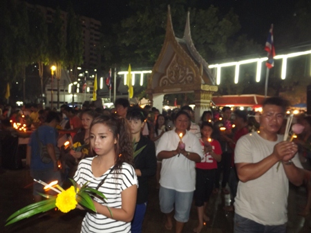 Thousands perform the Wien Thien ceremony at Bhodhisamphan temple.