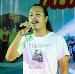 Nopawad Samanrak sings “Father Ray in our Heart”.