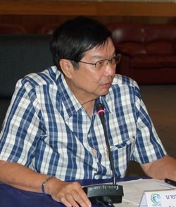 Deputy Gov. Pornchai Kwansakul presides over a planning meeting for the 31st Thailand City Students Sports Competition scheduled for January 2014.