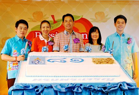(L to R) TAT Pattaya office director Rattanachai Suthidechanai, Amari social-development projects director Latiporn Thongkhunna, Mayor Itthiphol Kunplome, Central Center GM Kessrin Manirat, and Chonburi MP Poramet Ngampichet started the cake cutting to open this year’s charity event.