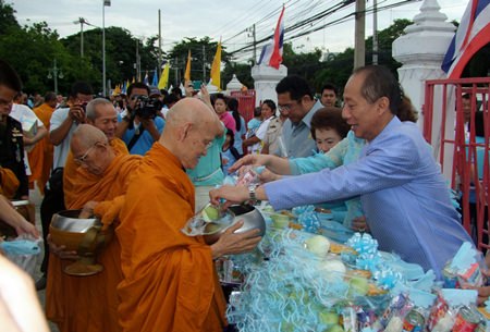 Chonburi Governor Khomsan Ekachai leads citizens in offering alms to 82 monks as a royal dedication on Mother’s Day.