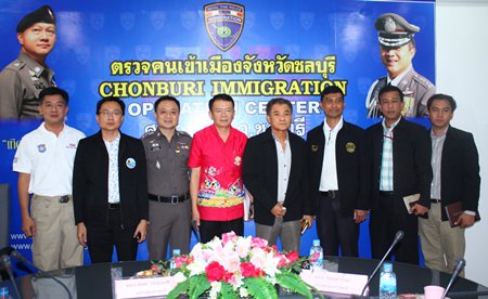 (From left) Pol. Col. Arun Promphan, Pattaya tourism police inspector, Sinchai Wattanasartsathorn, president of Pattaya Business and Tourism Association, Pol. Col. Chaiyot Varakjunkiat, superintendent of Chonburi immigration, and Sakchai Taengho, Banglamung district chief, along with invited guests discuss how the press affects Pattaya’s image.