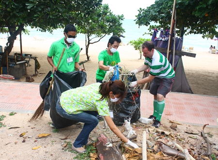 Participants gather for a group photo after the clean up.