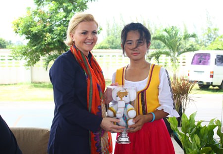 The ambassador’s lovely wife Uschi Peterlik exchanges a gift with one of the dancers.