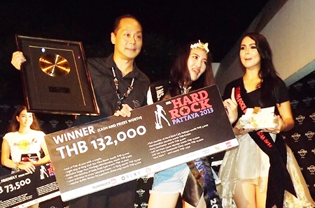 Patrick Ng, Executive Assistant Manager of the Hard Rock Hotel Pattaya, announces Ms. Hard Rock Pattaya 2013, Pornsaan Pornwapee.
