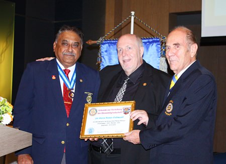 Reiner Calmund proudly displays the honorary membership certificate.