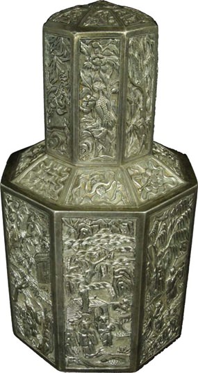 LOT 2074 - Several of the bidders showed interest for a Chinese “Tea Caddy” from the Qing Dynasty. The minimum price was Baht 40,000 but after a long bidding round the hammer fell on Baht 1,150,000.