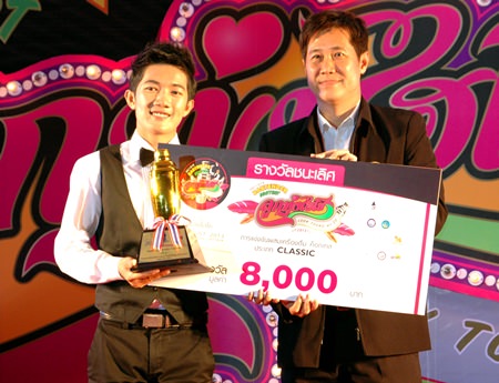 Anantachai Meenopakij from Long Beach Garden Hotel & Spa accepts the winning award in ‘Classic’ Bartender category from Banjobg Banthunprayukt, a member of Pattaya city council.